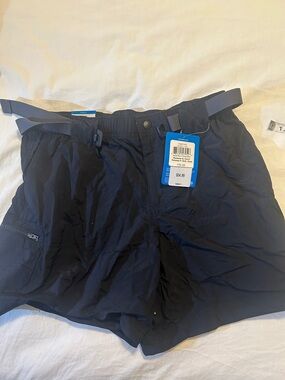 Columbia black Women's Cargo Shorts 6” inseam size small NWT